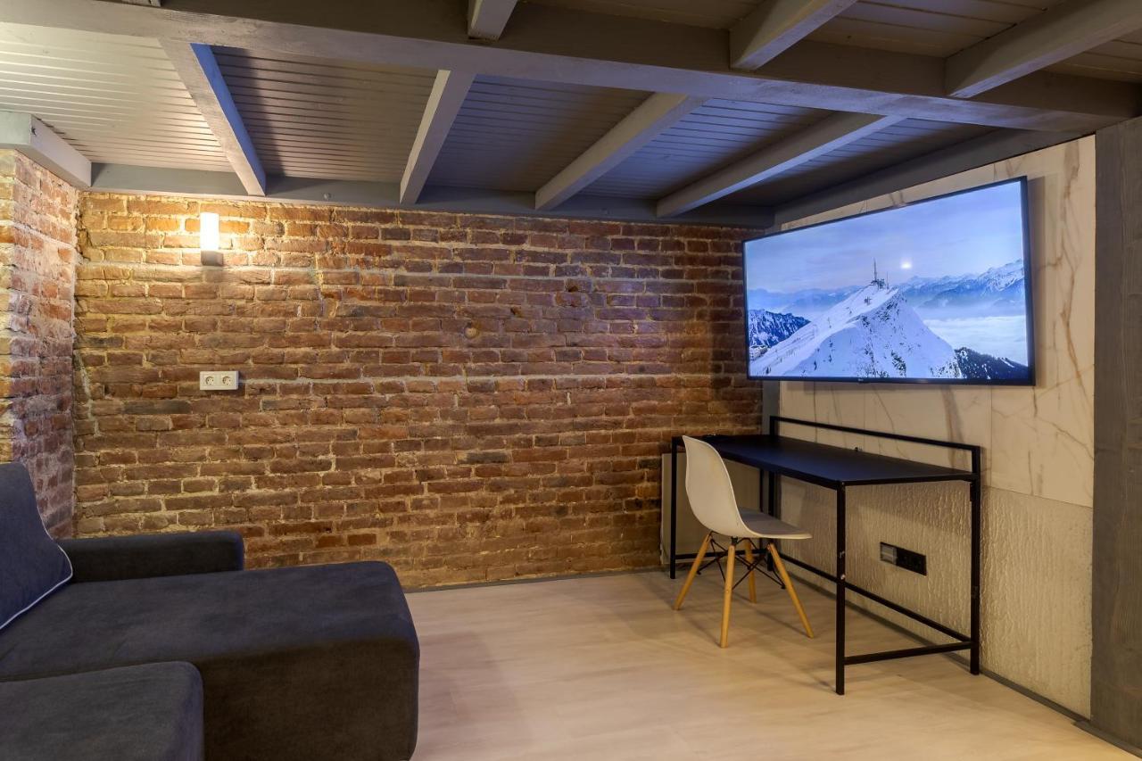 Lesi With Terrace Apartment