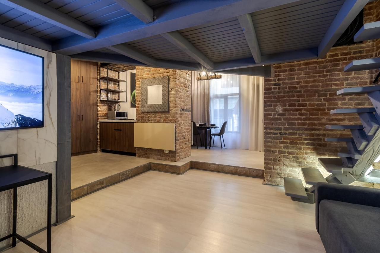 Lesi With Terrace Apartment